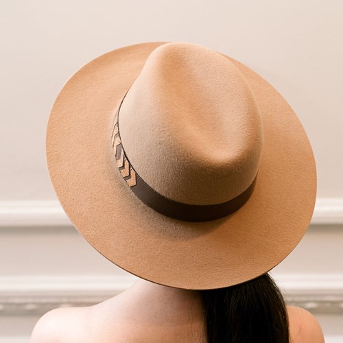 Chapeau beige élégant femme