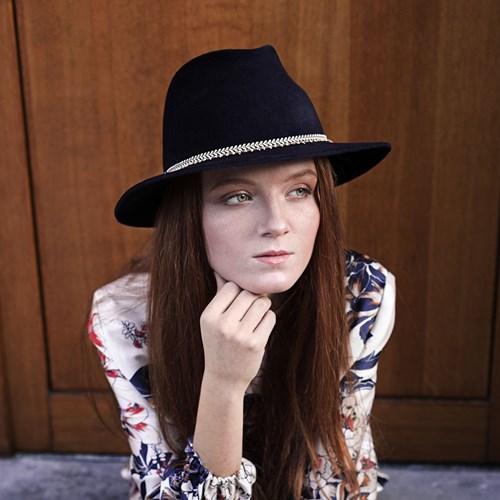 Chapeau noir original femme