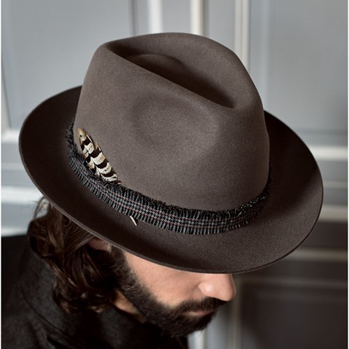 Chapeau élégant plume homme