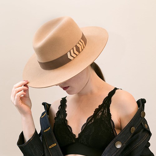 Chapeau beige de feutre femme
