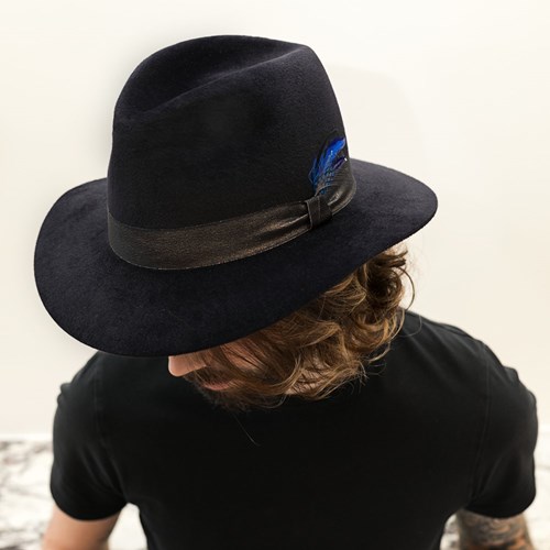 Chapeau foncé avec plume homme