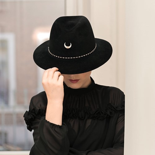 Chapeau noir élégant femme